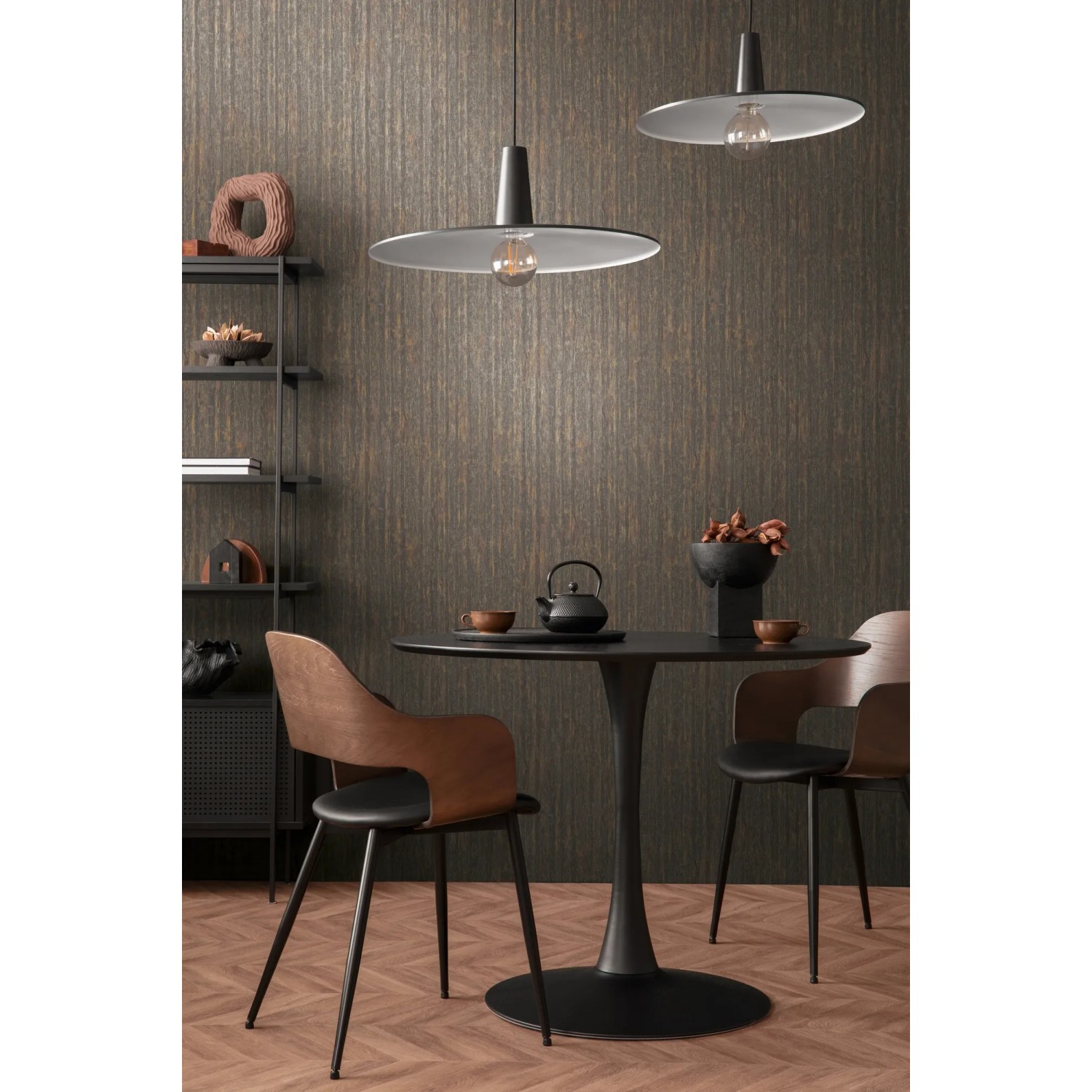 A.S. Création Vliestapete Holzoptik in Braun und Schwarz an Wand im Esszimmer.