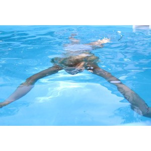 Frau schwimmt im Summer Fun Stahlwand Pool Fernando Oval.