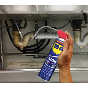 WD-40 Flexible Multifunktionsprodukt 400ml bei der Anwendung unter einem Waschbecken.
