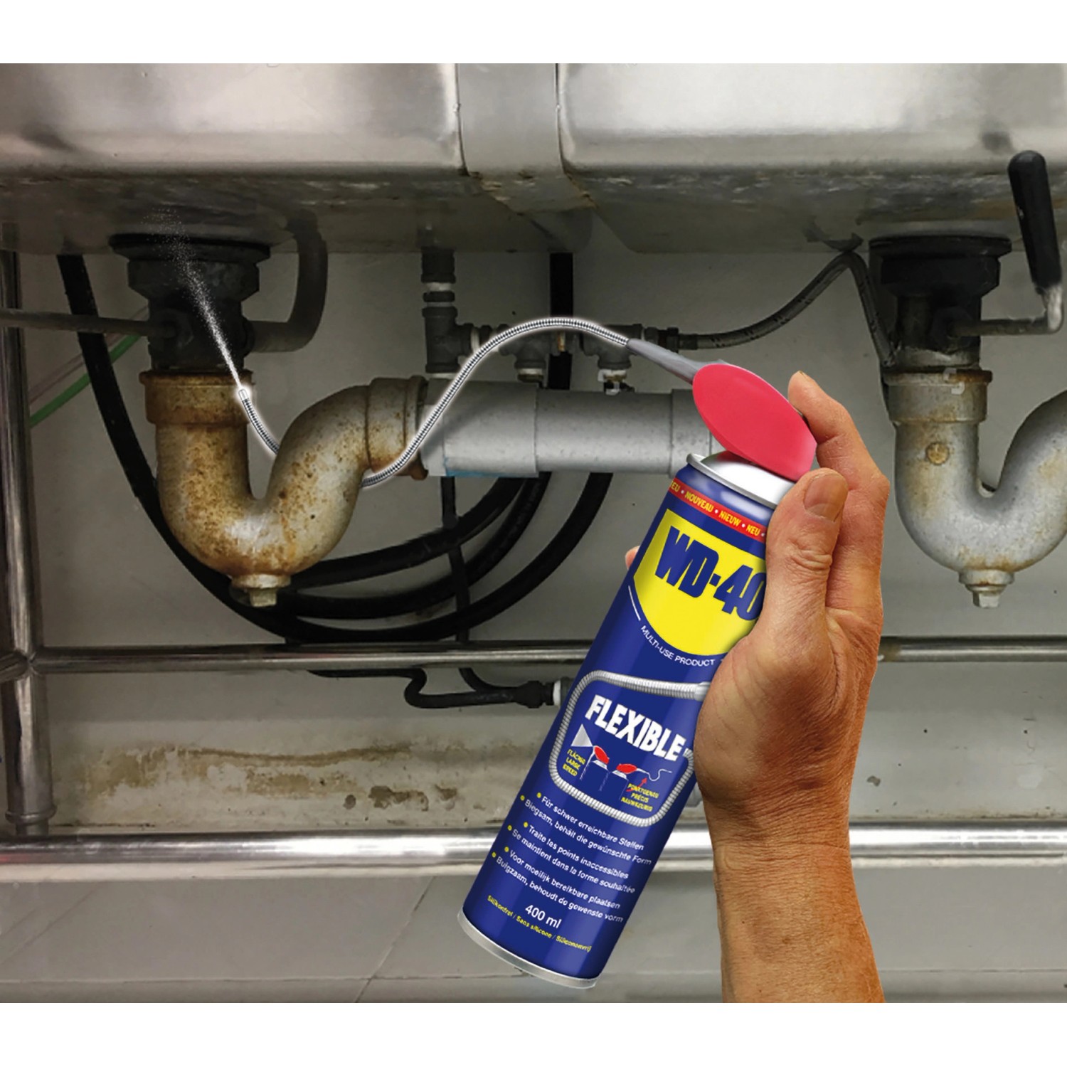 WD-40 Flexible Multifunktionsprodukt 400ml bei der Anwendung unter einem Waschbecken.