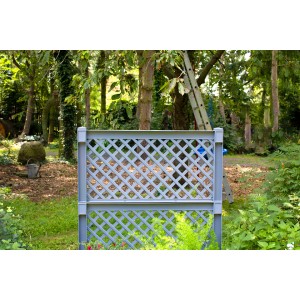 2er-Set graues KHW Spalier mit Erdspieß, 140x200x6 cm, im Garten.