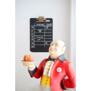 Marabu Tafelfarbe in Ebenholz auf einer beschrifteten Tafel, ideal für Notizen und als Wand-Akzent.