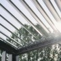 Biohort Pergola in Quarzgrau-Metallic/Silber-Metallic, Lamellen geöffnet, Blick von unten.