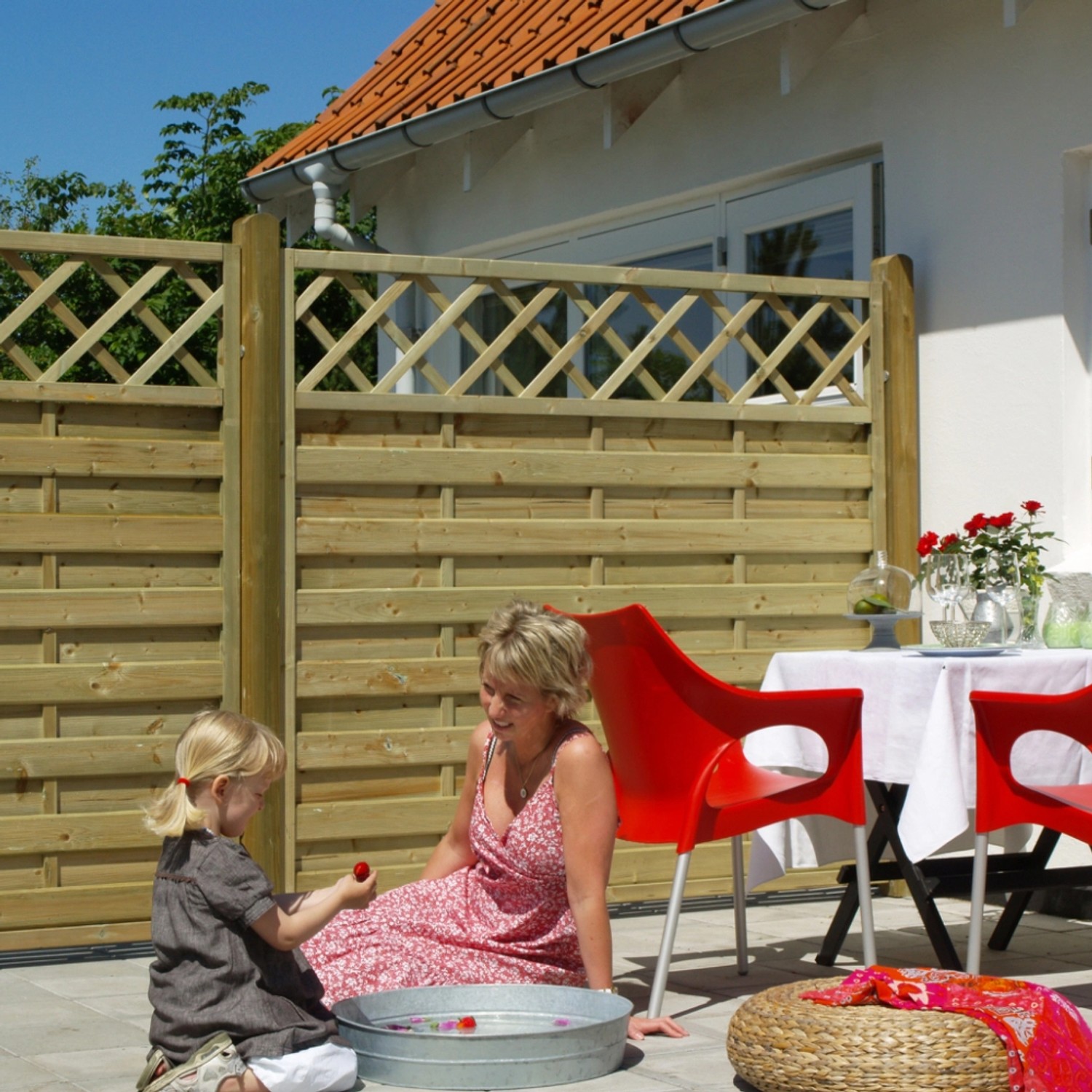 Druckimprägnierter Sichtschutzzaun Bergen mit Gitter, Nadelholz, 180x180 cm, im Garten mit Familie.