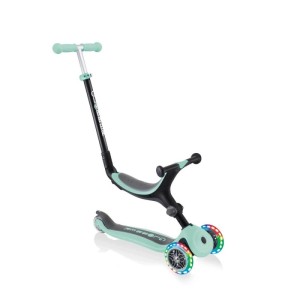 Mintgrünes Globber Go-Up 3-in-1 Kinderfahrzeug als Scooter mit Sitz und bunten LED-Leuchtrollen.