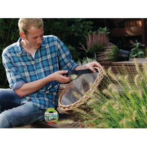 Mann repariert Weidenkorb mit schwarzem Tesa Extra Power Eco Repair Gewebeband.