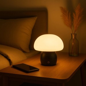 Brilliant LED Tischleuchte Dupos Schwarz/Weiß auf Nachttisch. Pilzförmige, dimmbare Lampe mit warmem Licht, kabellos.