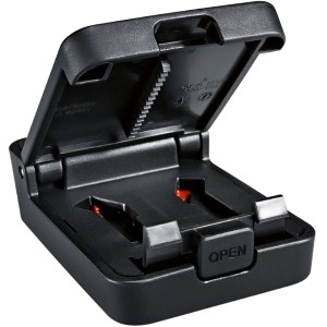 Bosch Professional ProClick Holder geöffnet, zur Befestigung von Gürteltaschen am Arbeitsgürtel.