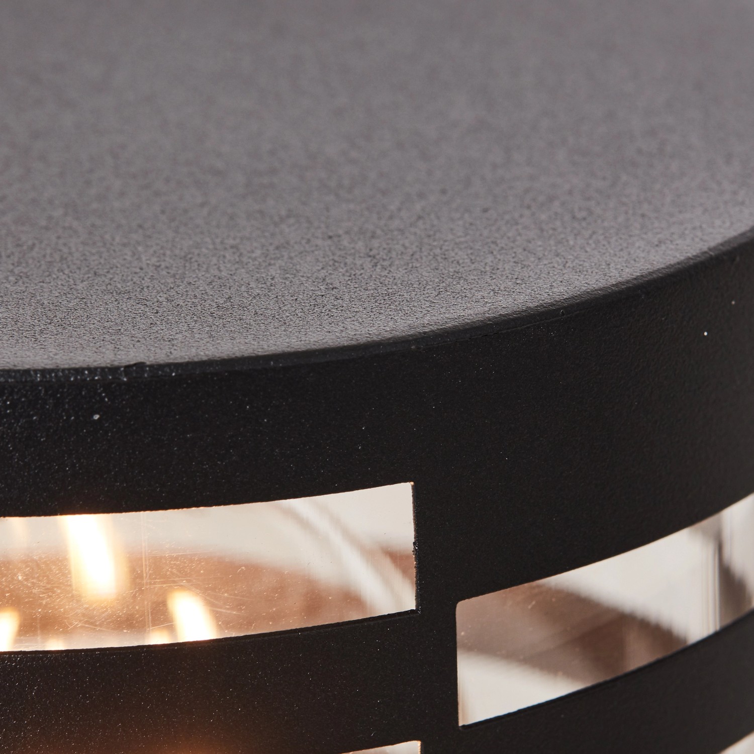 Detailaufnahme: Schwarze, matte Brilliant Außensockelleuchte Venlo, 50 cm hoch.