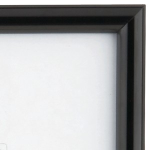 Schwarzer Kunststoff Bilderrahmen (10x15 cm) mit Passepartout für Fotos.