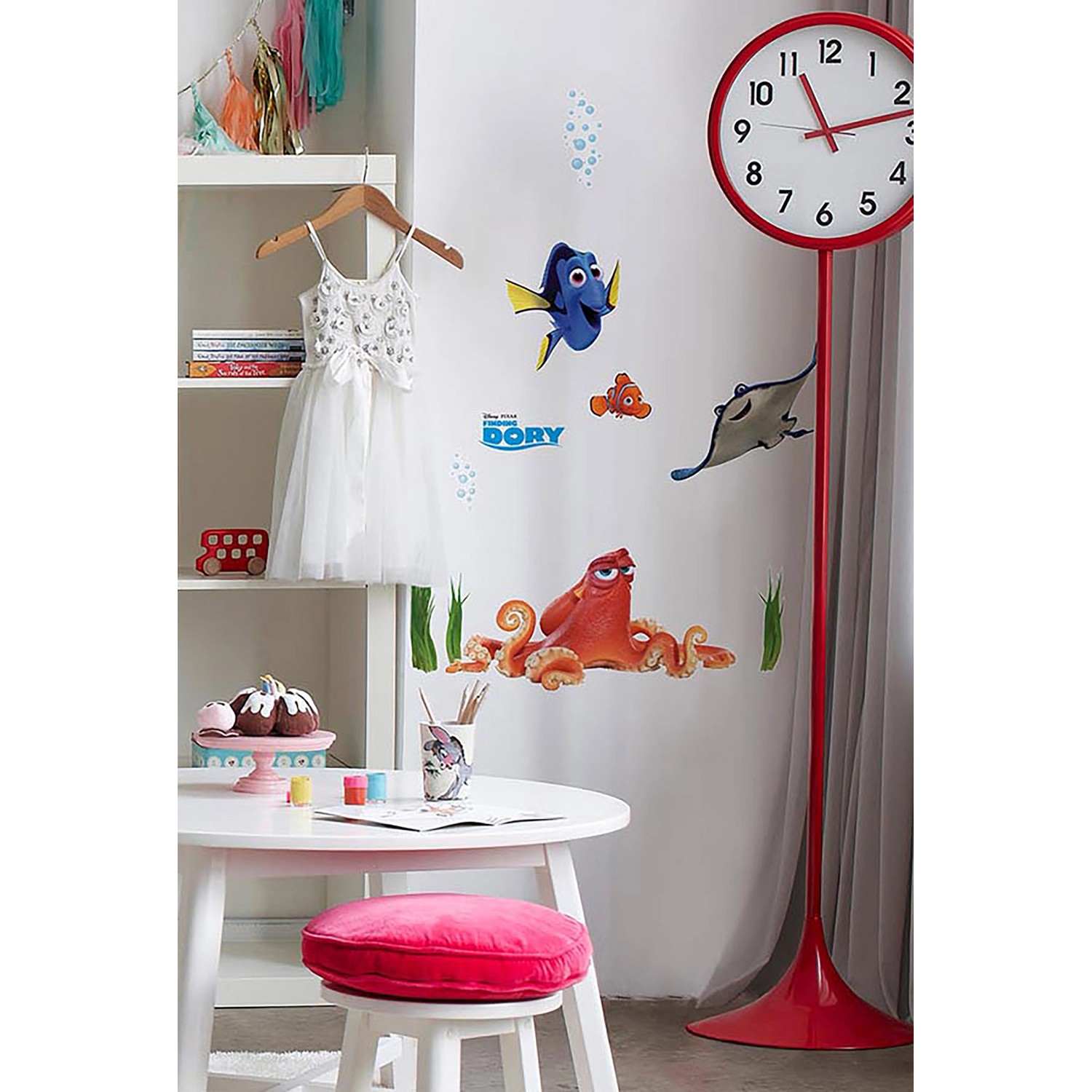Wandtattoo mit Dory und ihren Freunden im Kinderzimmer. Deko-Sticker von Komar.