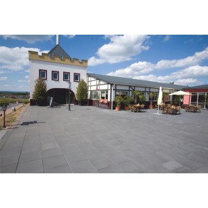 Verlegte, anthrazitfarbene Premac Terrassenplatten Ester 40x40 cm im Außenbereich.