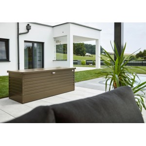 Biohort FreizeitBox 180 Bronze-Metallic auf moderner Terrasse. Geräumige Universalbox für Gartenutensilien.