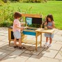 TP Toys Kinderspielküche Deluxe aus Holz mit Zubehör und zwei spielenden Kindern.