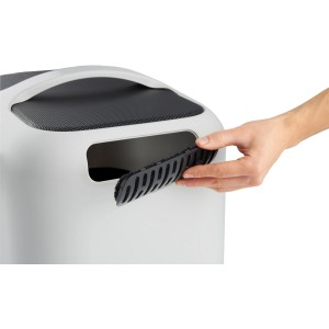 Rotho Katzentoilette Biala in Mistletoe White mit Hand, die die Klappe öffnet.