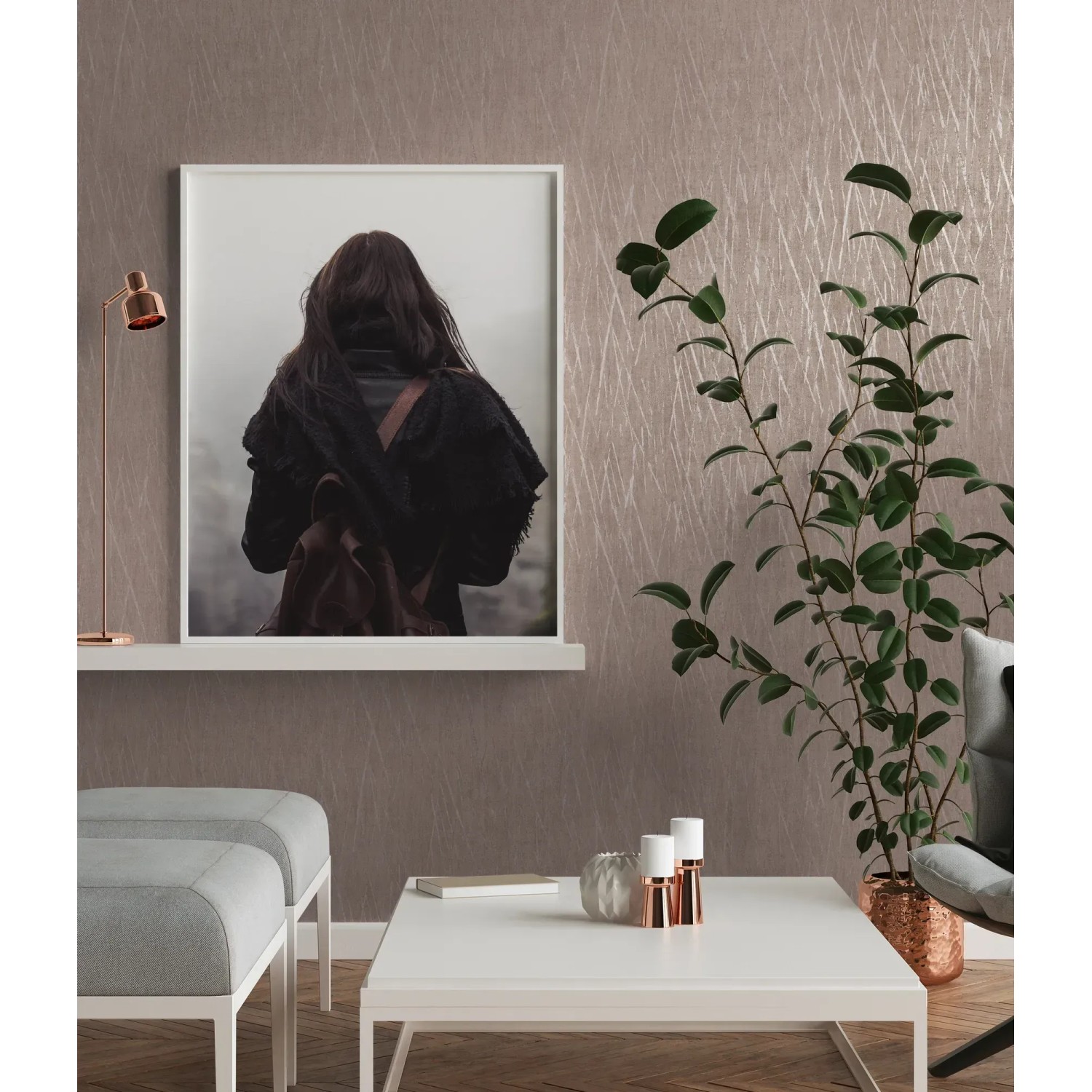Braune Vliestapete mit Metallic-Glanz und Struktur im Wohnraum.