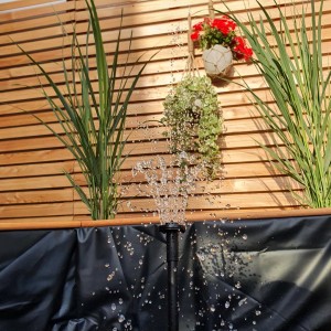 Promadino Sechseck-Hochteich mit Solarpumpe in Funktion, Kiefernholz, Ø 125 cm.