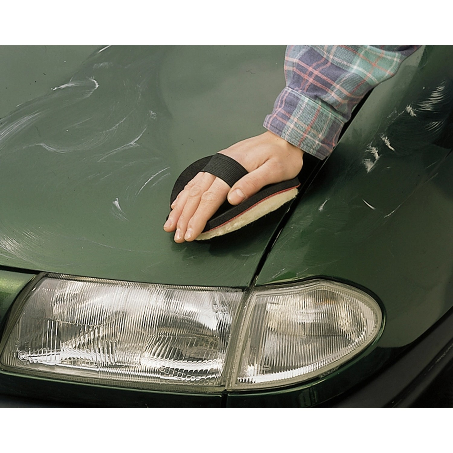 Anwendung des Ellix Haftpolier-Sets auf einem Autolack. Zubehör für Winkelschleifer.