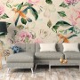 Fototapete mit Blumen und Vögeln in Rosa, Grün, Blau und Braun im Wohnzimmer.