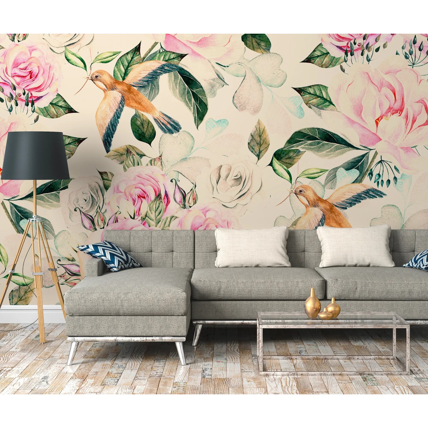 Fototapete mit Blumen und Vögeln in Rosa, Grün, Blau und Braun im Wohnzimmer.