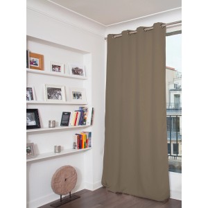 Grauer Moondream Verdunklungsvorhang (135x260 cm) am Fenster, sorgt für Lichtschutz und Privatsphäre.