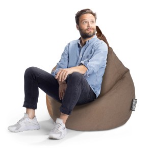 Brauner Sitting Point Sitzsack Jamie (220 l) mit sitzendem Mann. Bequemer, formstabiler Sitzsack für Jugendzimmer.