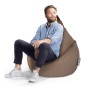 Brauner Sitting Point Sitzsack Jamie (220 l) mit sitzendem Mann. Bequemer, formstabiler Sitzsack für Jugendzimmer.