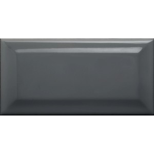 Glänzende, dunkelgraue Metro Wandfliese mit Facetten, 7,5x15 cm.