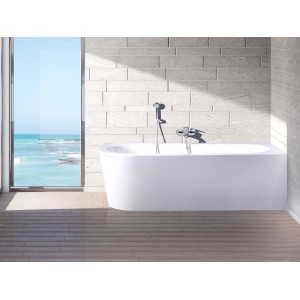 Ottofond Whirlpool Modena Corner mit Licht- und Silentsystem, 178x78 cm. Weiße Eckbadewanne mit Armatur vor Fenster.