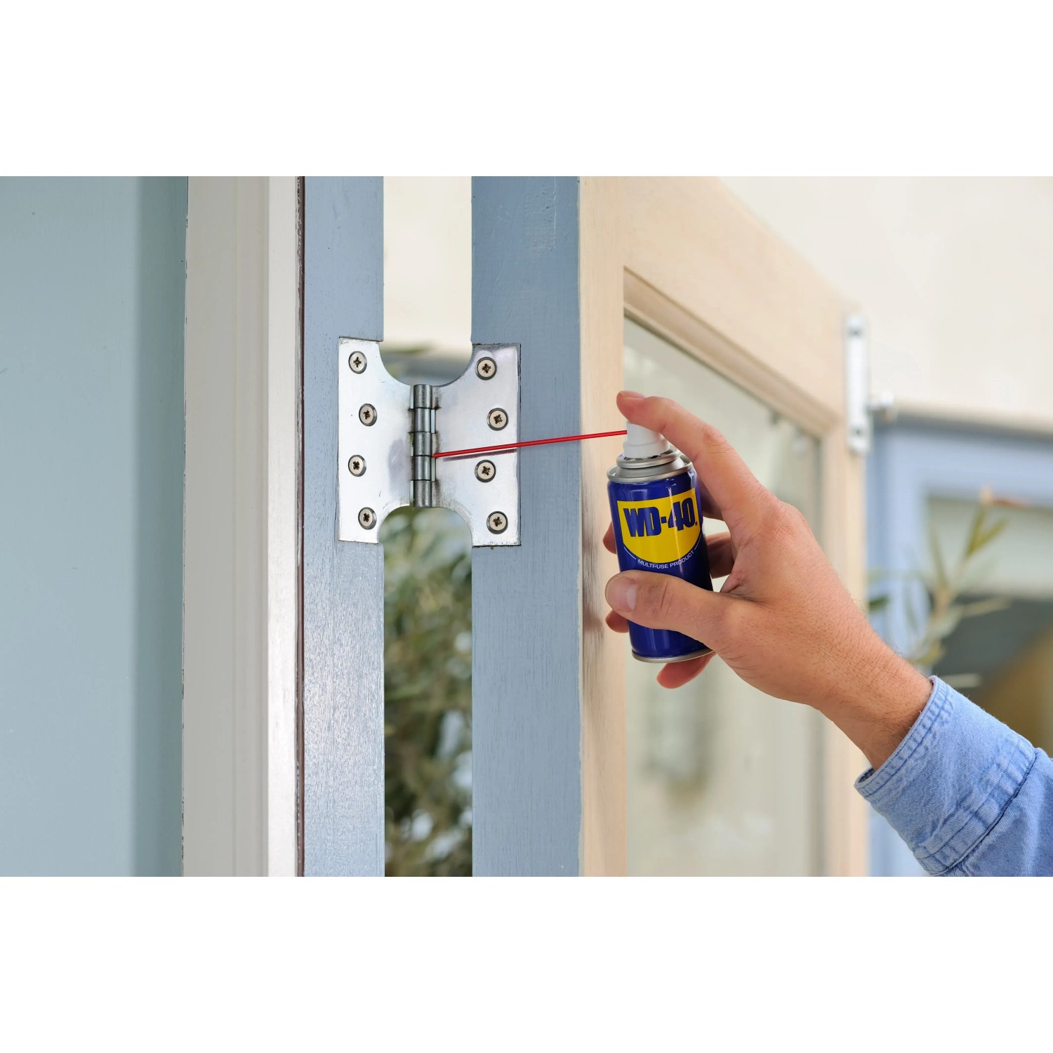 Anwendung von WD40 Multifunktionsöl (100ml) auf einem Türscharnier.