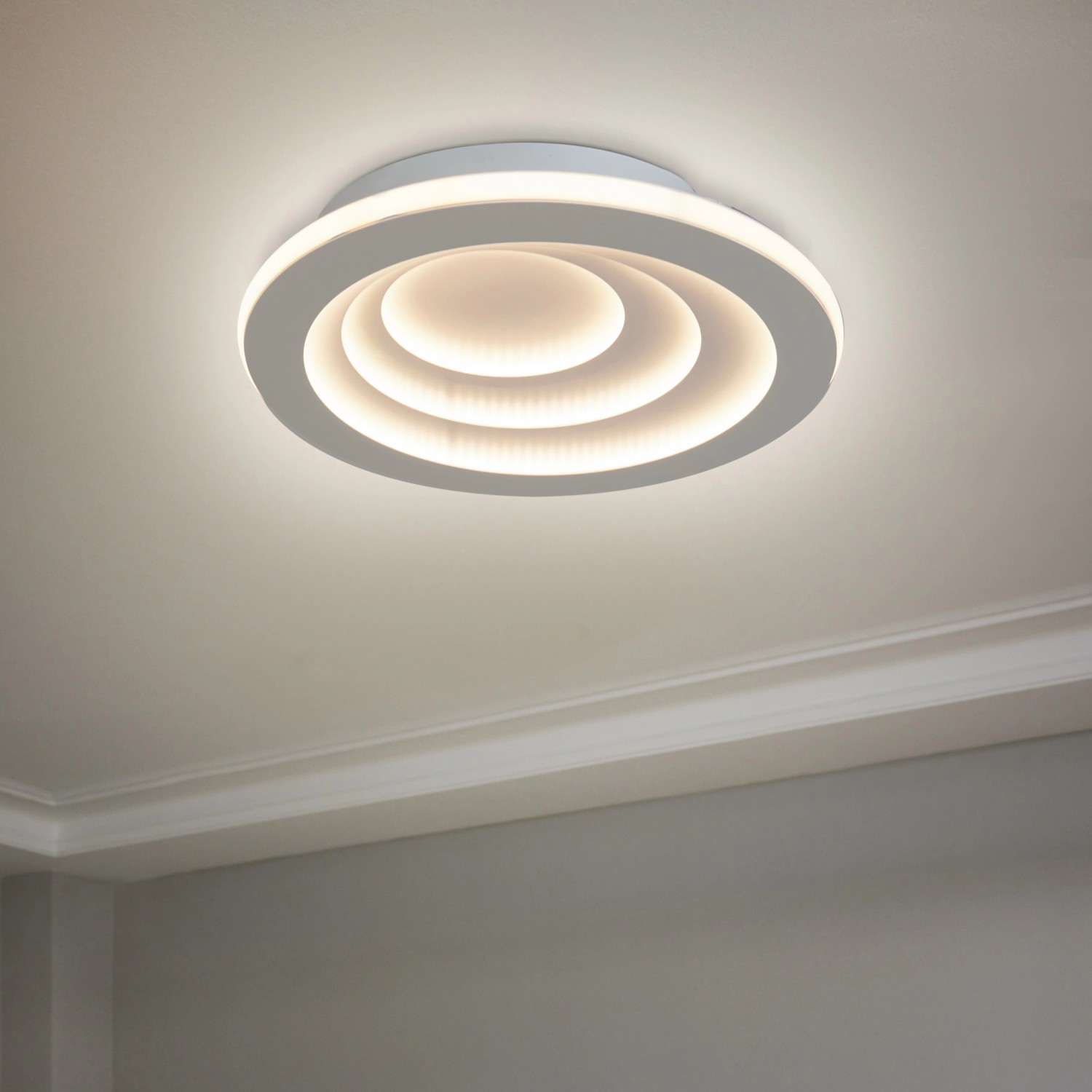 Moderne Ledvance Smart+ WiFi Deckenleuchte Orbis Spiral, Ø 50cm, Tunable White, an Zimmerdecke.