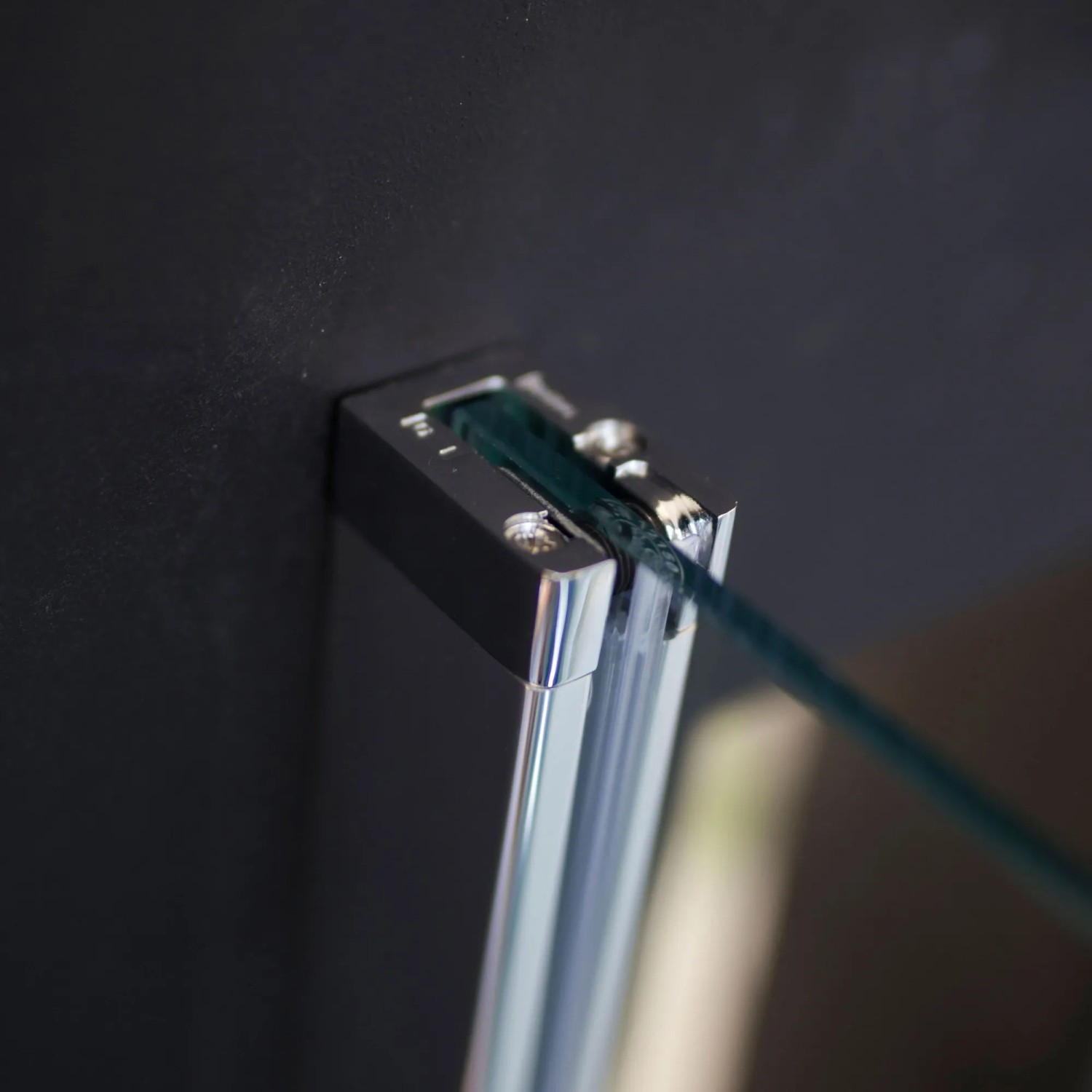 Detailaufnahme: Breuer Schiebetür Panorama, Chrom-Rahmen, Klarglas. Fokus auf Beschläge und Glas der Duschtür.