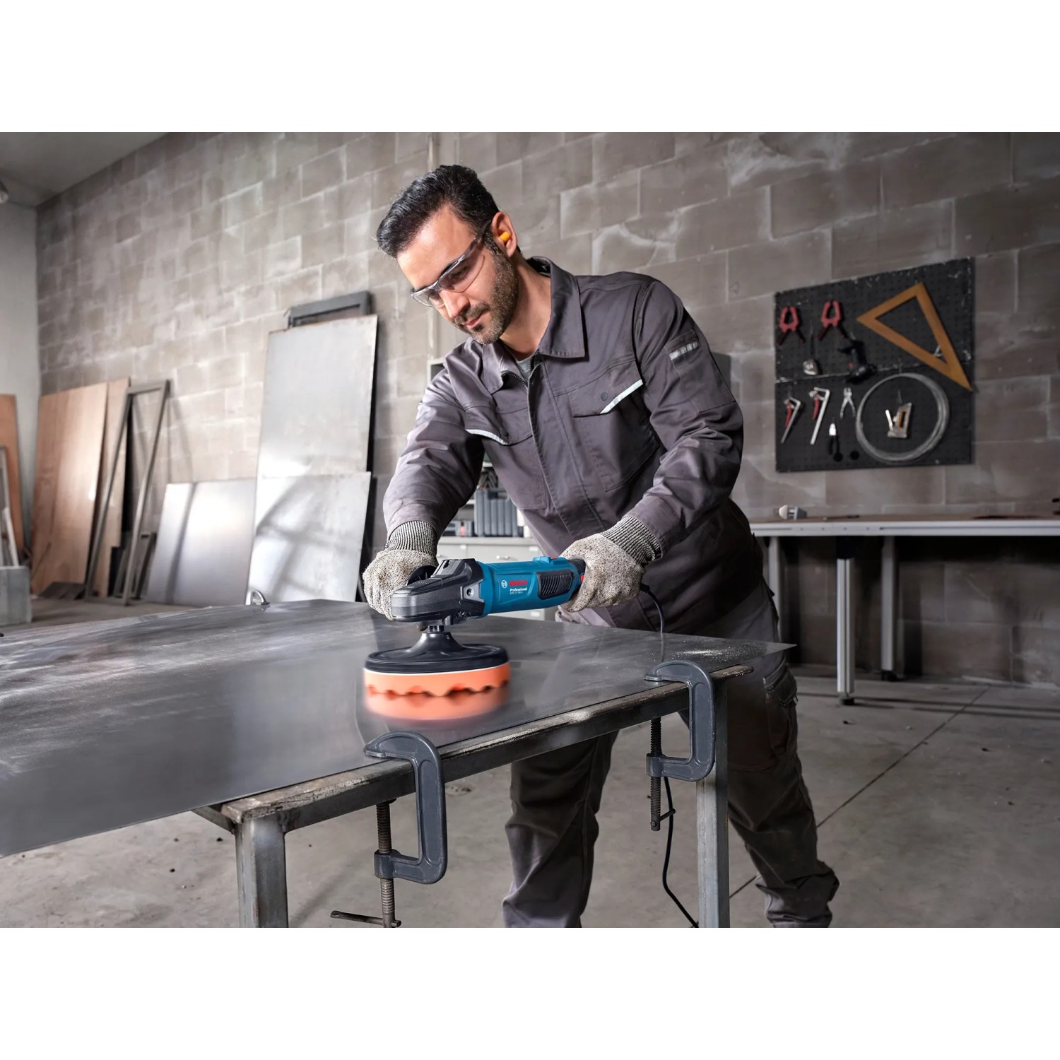 Bosch Professional GPO 11-180 S Polierer in Aktion, Autopflege für glänzende Ergebnisse.