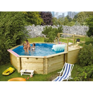 Karibu Holzpool Set mit Sonnenterrasse, Filteranlage und Familie im Wasser.