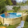 Karibu Holzpool Set mit Sonnenterrasse, Filteranlage und Familie im Wasser.