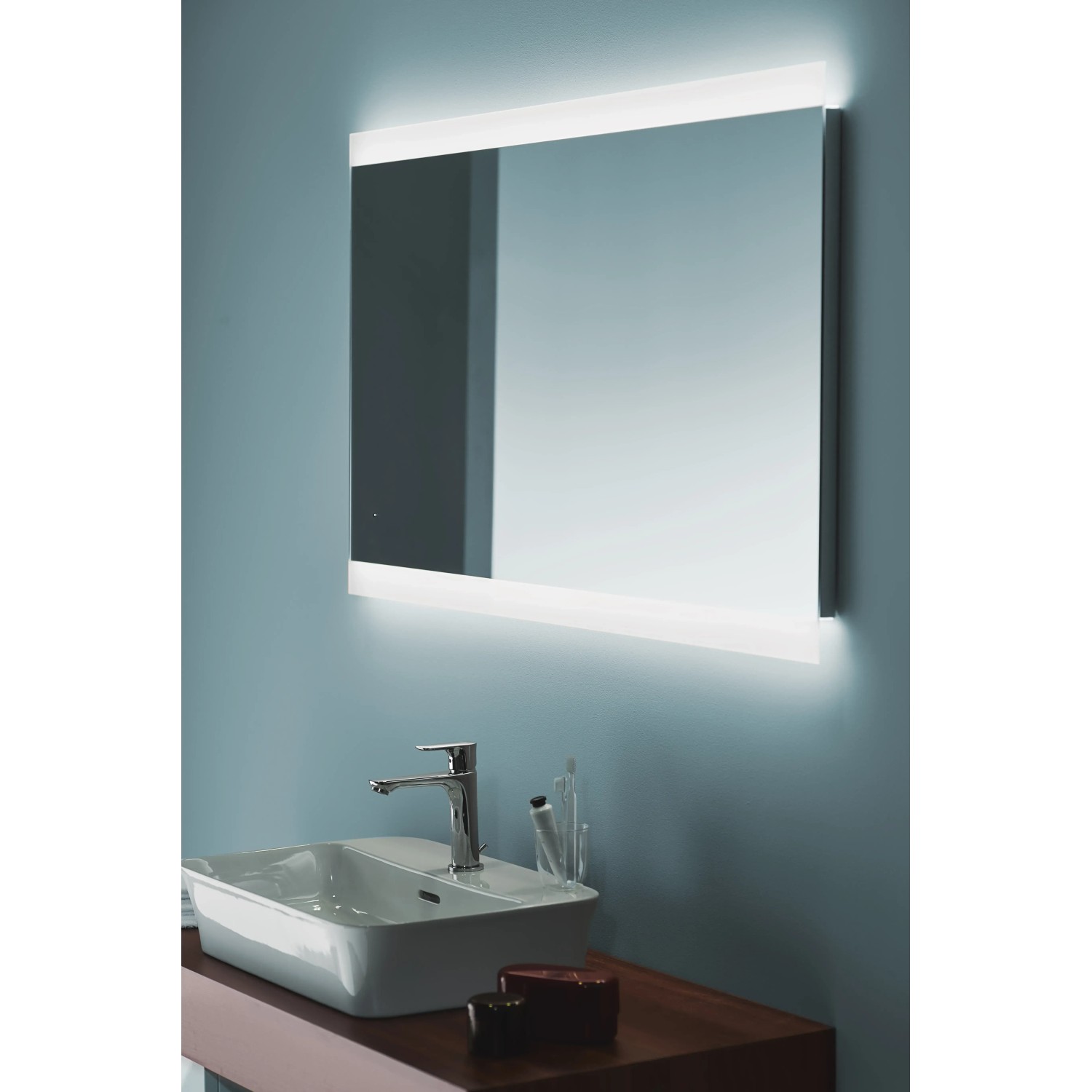 Ideal Standard Connect Air Waschtischarmatur in Chrom mit LED-beleuchtetem Spiegel.