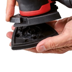 Hände befestigen drehbare Delta-Schleifplatte des Einhell Deltaschleifers TC-DS 20 E mit Kletthaftung.