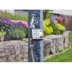 Gardena Bewässerungscomputer Master am Wasserhahn mit Schlauch im Garten.