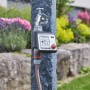 Gardena Bewässerungscomputer Master am Wasserhahn mit Schlauch im Garten.