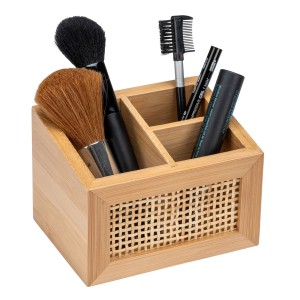 Wenko Badbox Allegre mit 3 Fächern aus Bambus und Rattan, gefüllt mit Kosmetikartikeln.