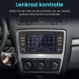Junsun Autoradio mit Touchscreen im Skoda Octavia Armaturenbrett. Hand bedient Lenkradsteuerung für Musik und Lautstärke.