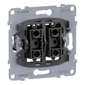 Legrand Serienschaltereinsatz Seano 10 AX mit Steckklemmen, Rückansicht.