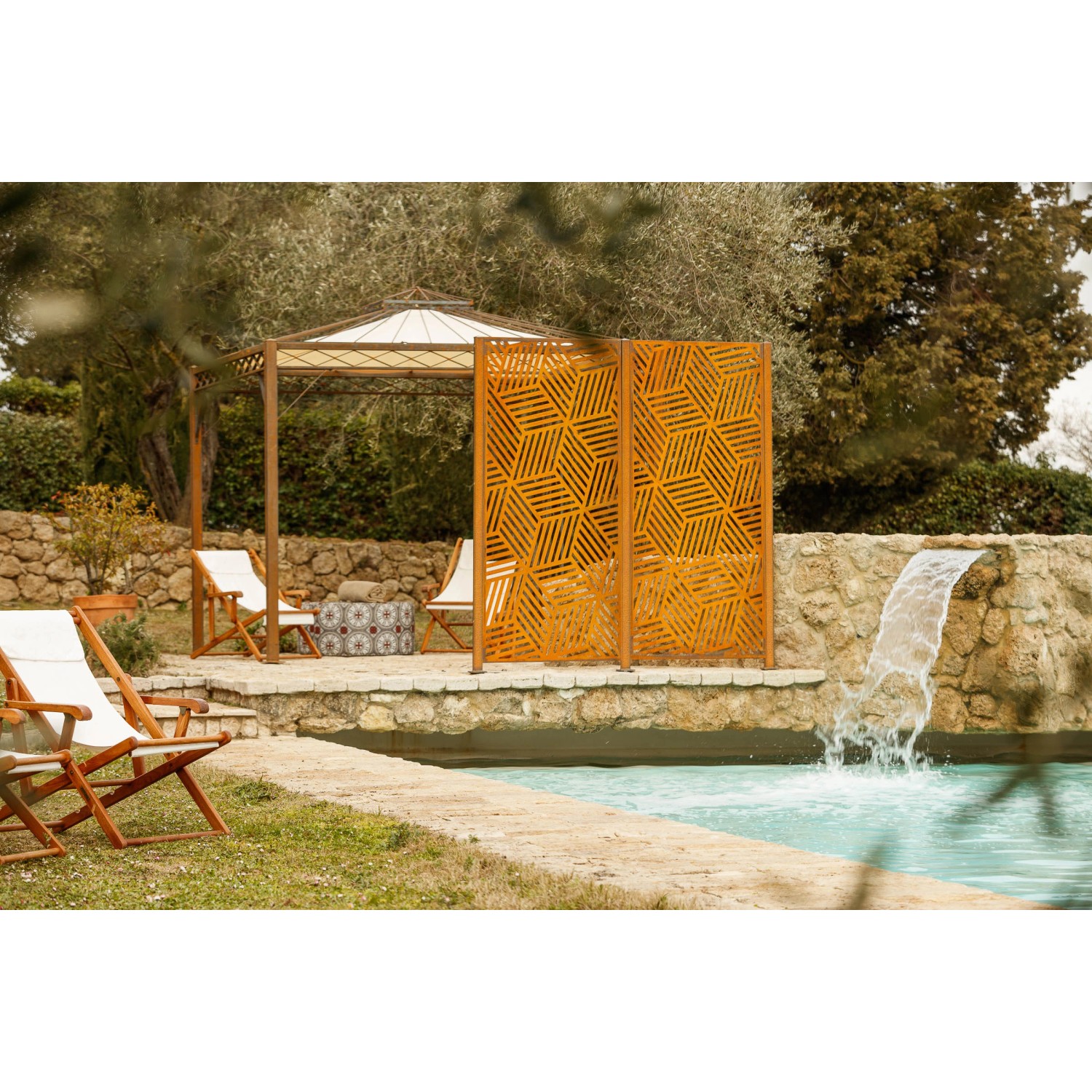 Eleo Sichtschutz Reno aus Cortenstahl mit Rautenmuster im Garten am Pool.