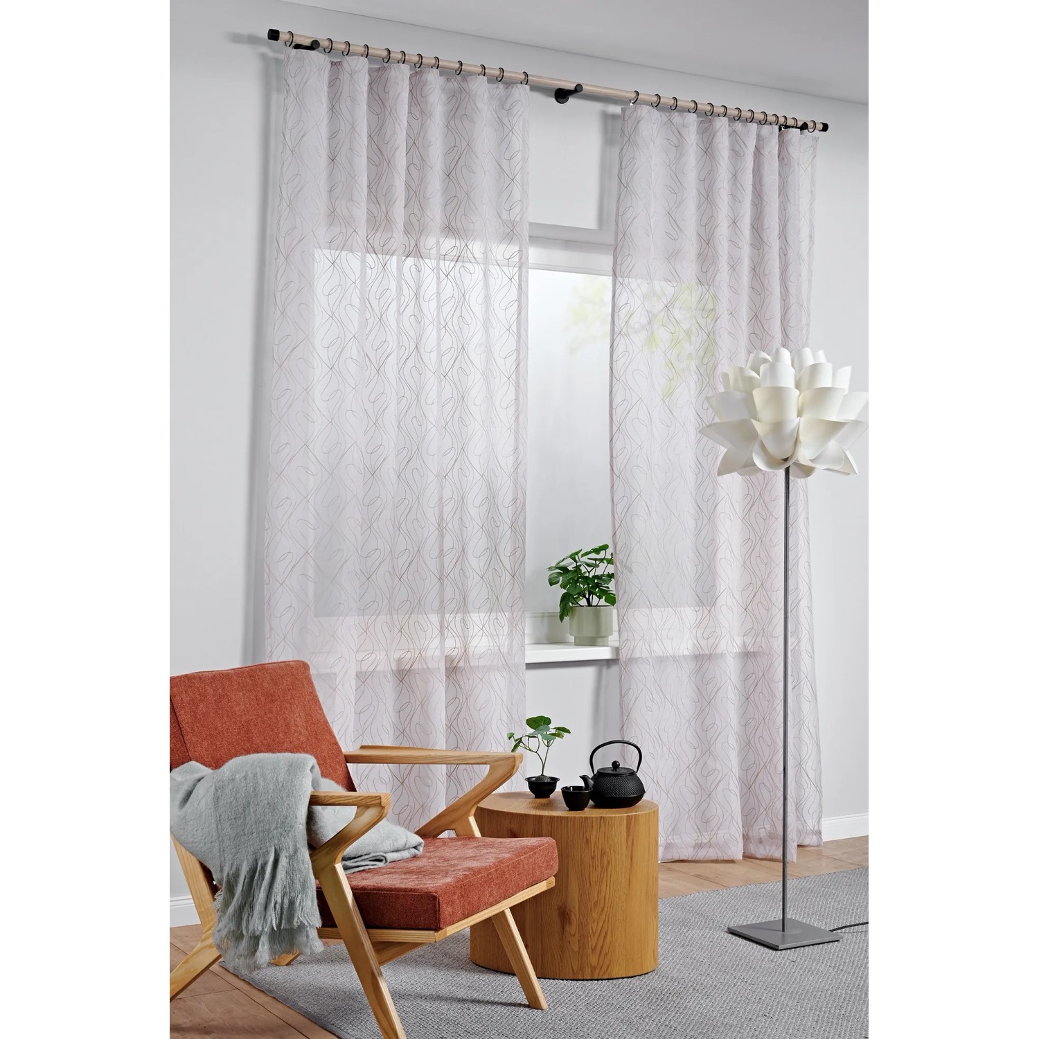 Gardinia Gardinenstange Denver, 240 cm, braun, mit Vorhang in Wohnraum-Szene.