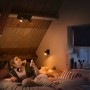 Philips Hue Runner LED-Spot, 2-flammig, schwarz, mit Dimmschalter in Wohnraum-Szene.