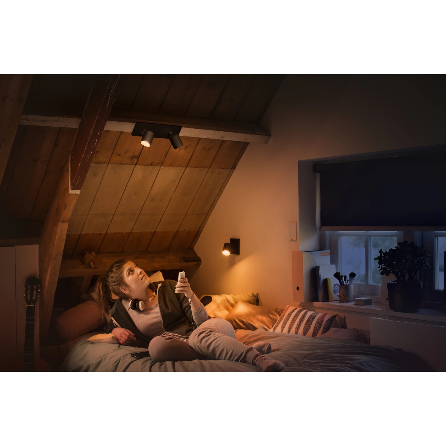 Philips Hue Runner LED-Spot, 2-flammig, schwarz, mit Dimmschalter in Wohnraum-Szene.
