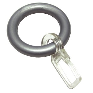 Gardinenring Silber-Matt mit Faltenlegehaken für Vitragestangen, Detailansicht.