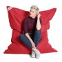 Roter Sitting Point Sitzsack Big Bag Brava (300 l) mit sitzender Person.
