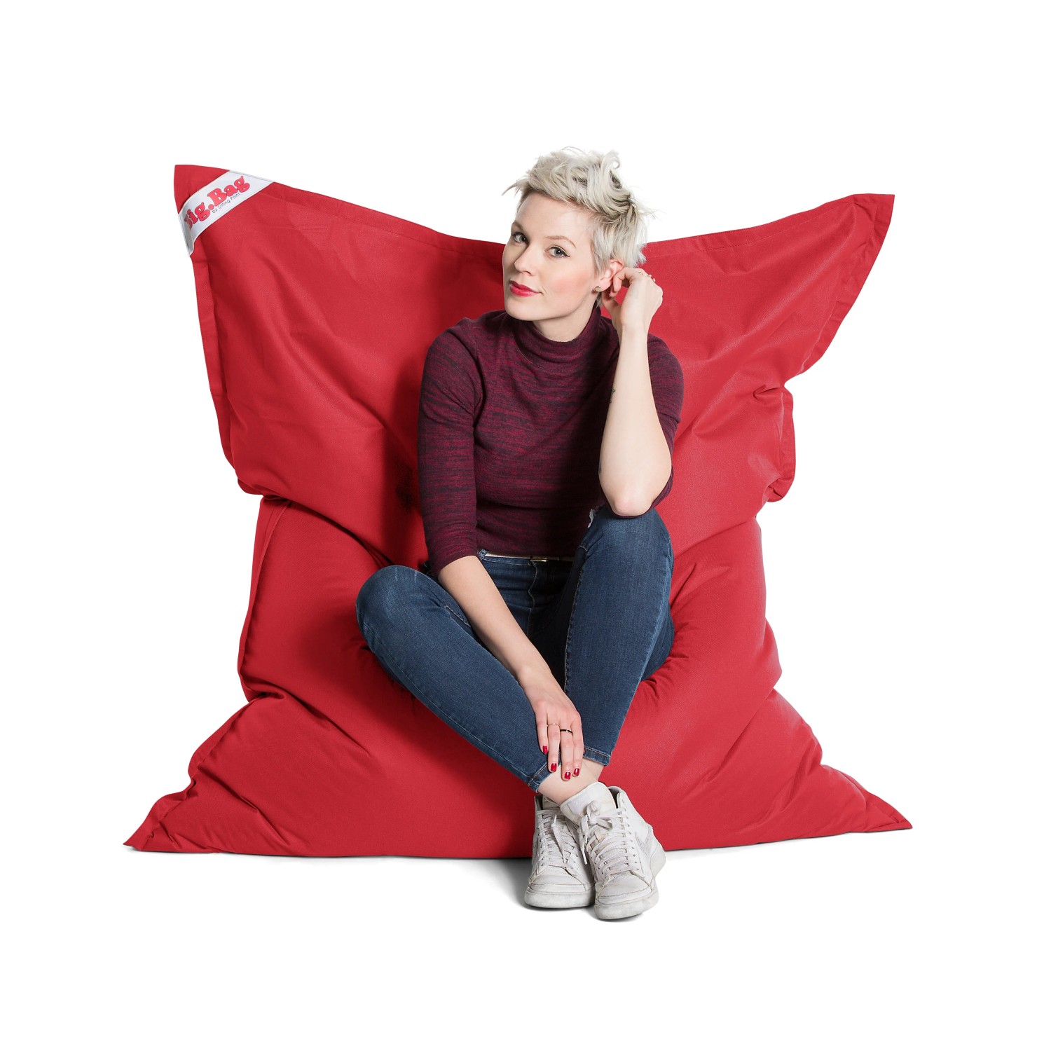 Roter Sitting Point Sitzsack Big Bag Brava (300 l) mit sitzender Person.
