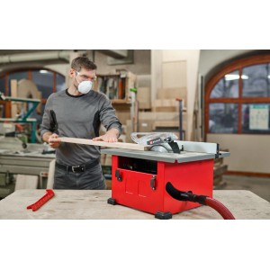 Einhell Tischkreissäge TC-TS 8 in Nutzung mit Holzwerkstück, Absaugung und Arbeitsschutz.
